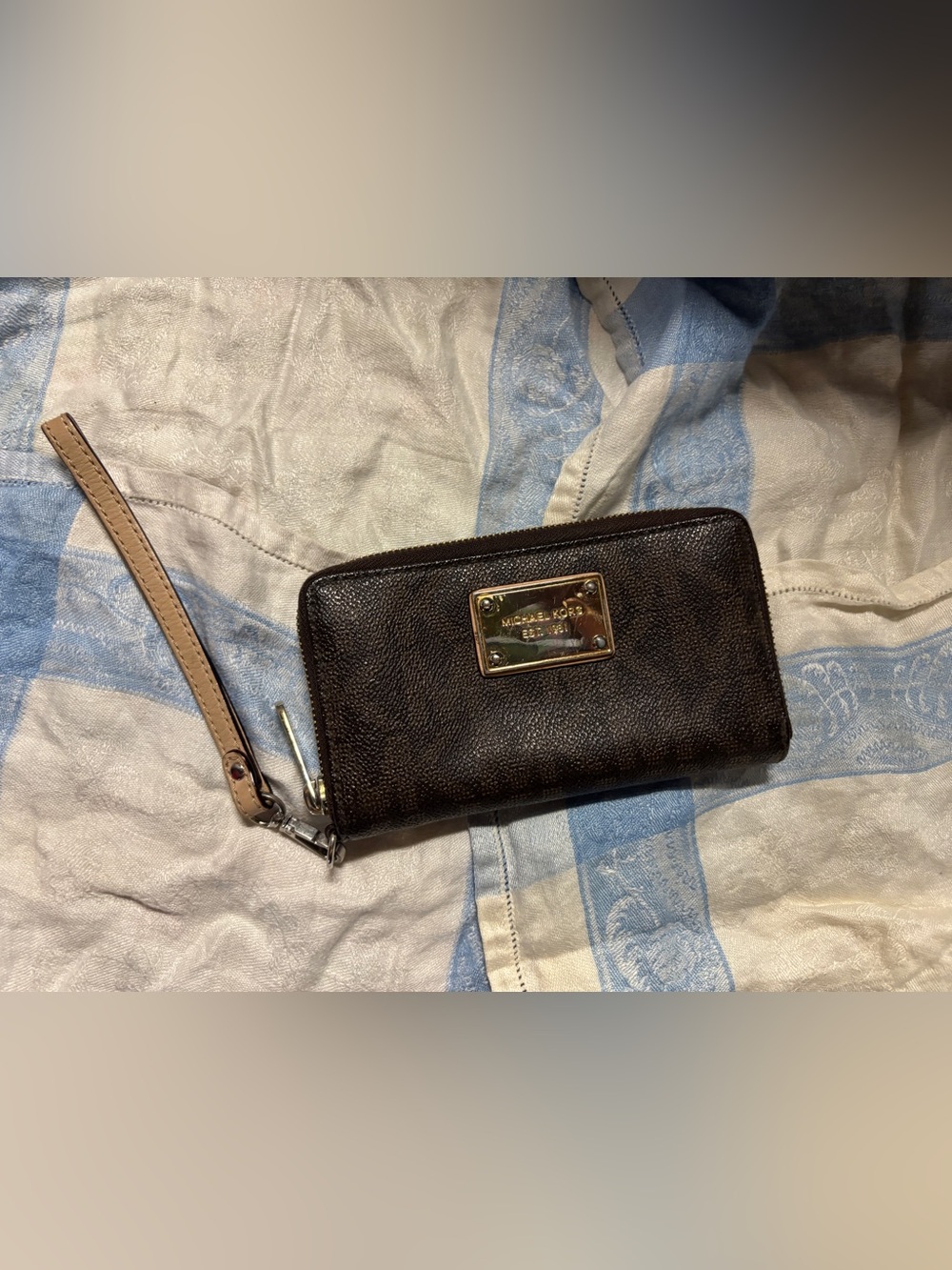 โด๏ธMichael Kors Dark Brown Zip-Around Wallet